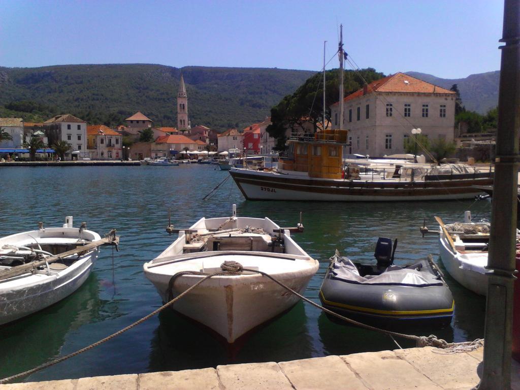 Apartments And Rooms Dobrila Jelsa  Bagian luar foto