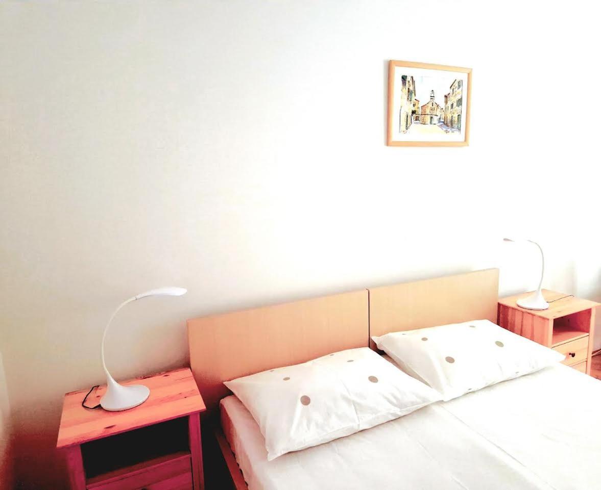 Apartments And Rooms Dobrila Jelsa  Ruang foto
