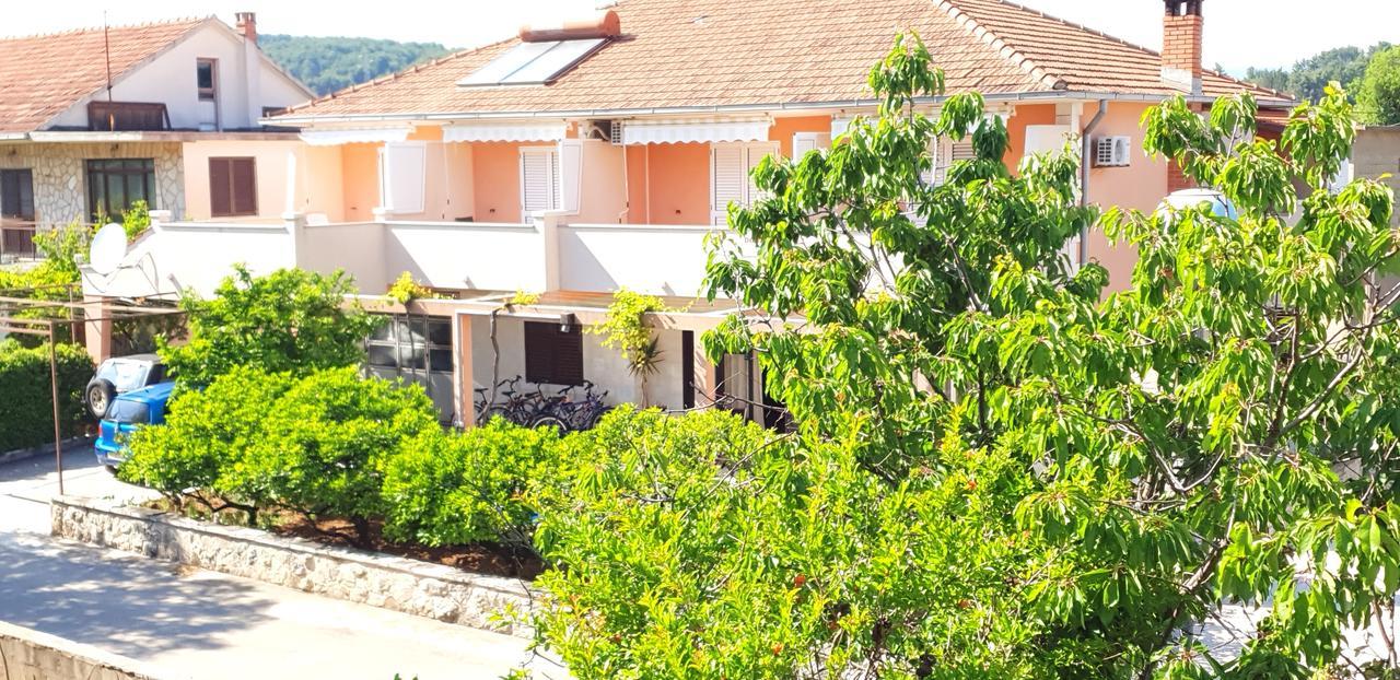 Apartments And Rooms Dobrila Jelsa  Bagian luar foto