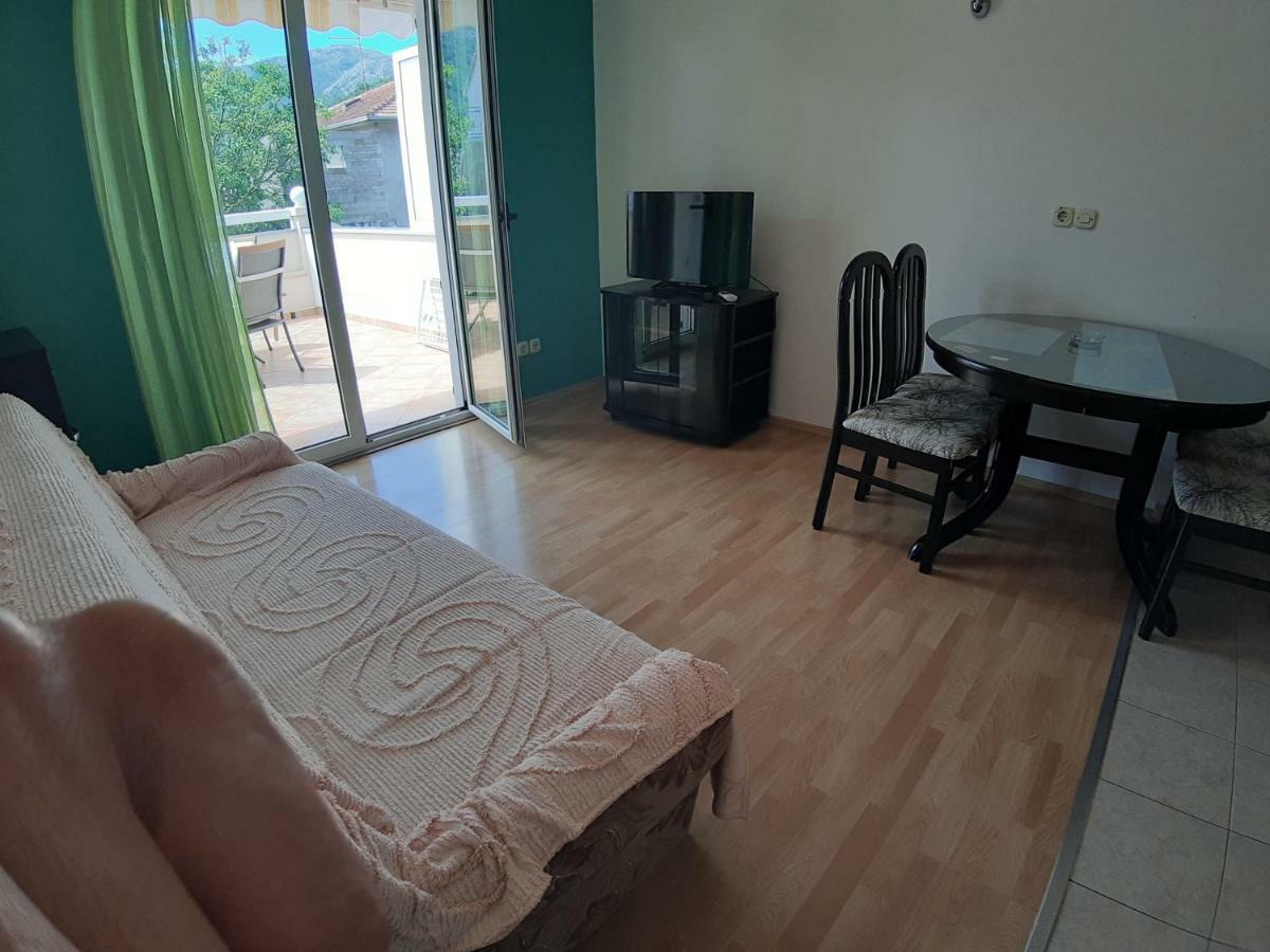 Apartments And Rooms Dobrila Jelsa  Bagian luar foto