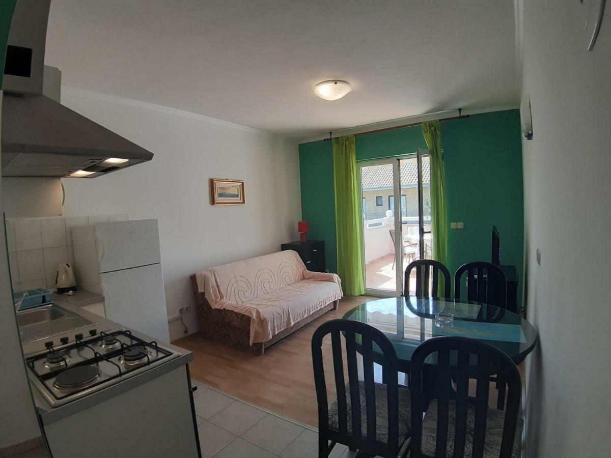 Apartments And Rooms Dobrila Jelsa  Bagian luar foto